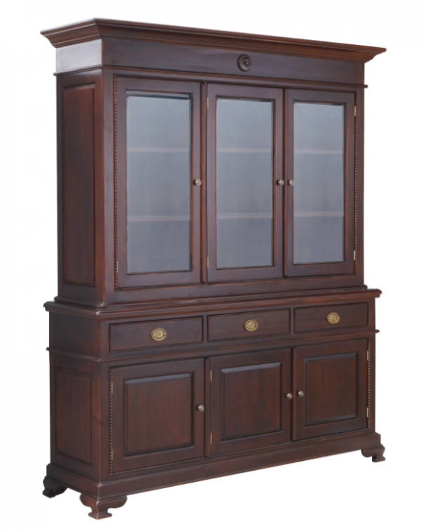 Lemari dengan sentuhan kayu mahoni yang diukir dengan detail indah